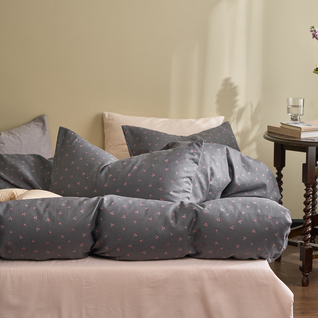 91家纺网 家纺一手货源 找家纺 洋铭区（原狠狠爱） 2026春季新款简约全棉 无边双层纱 四件套系列 圆圆樱桃