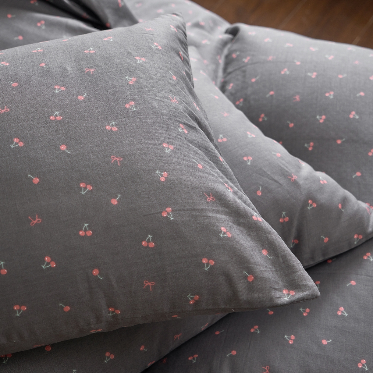 91家纺网 家纺一手货源 找家纺 洋铭区（原狠狠爱） 2026春季新款简约全棉 无边双层纱 四件套系列 圆圆樱桃