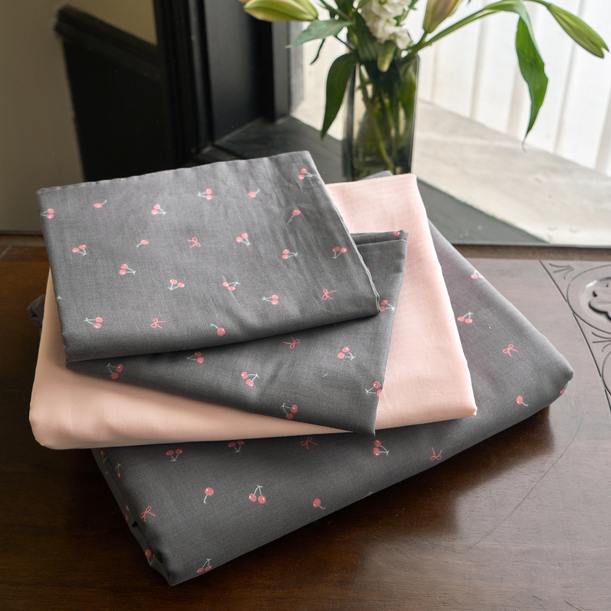 91家纺网 家纺一手货源 找家纺 洋铭区（原狠狠爱） 2026春季新款简约全棉 无边双层纱 四件套系列 圆圆樱桃