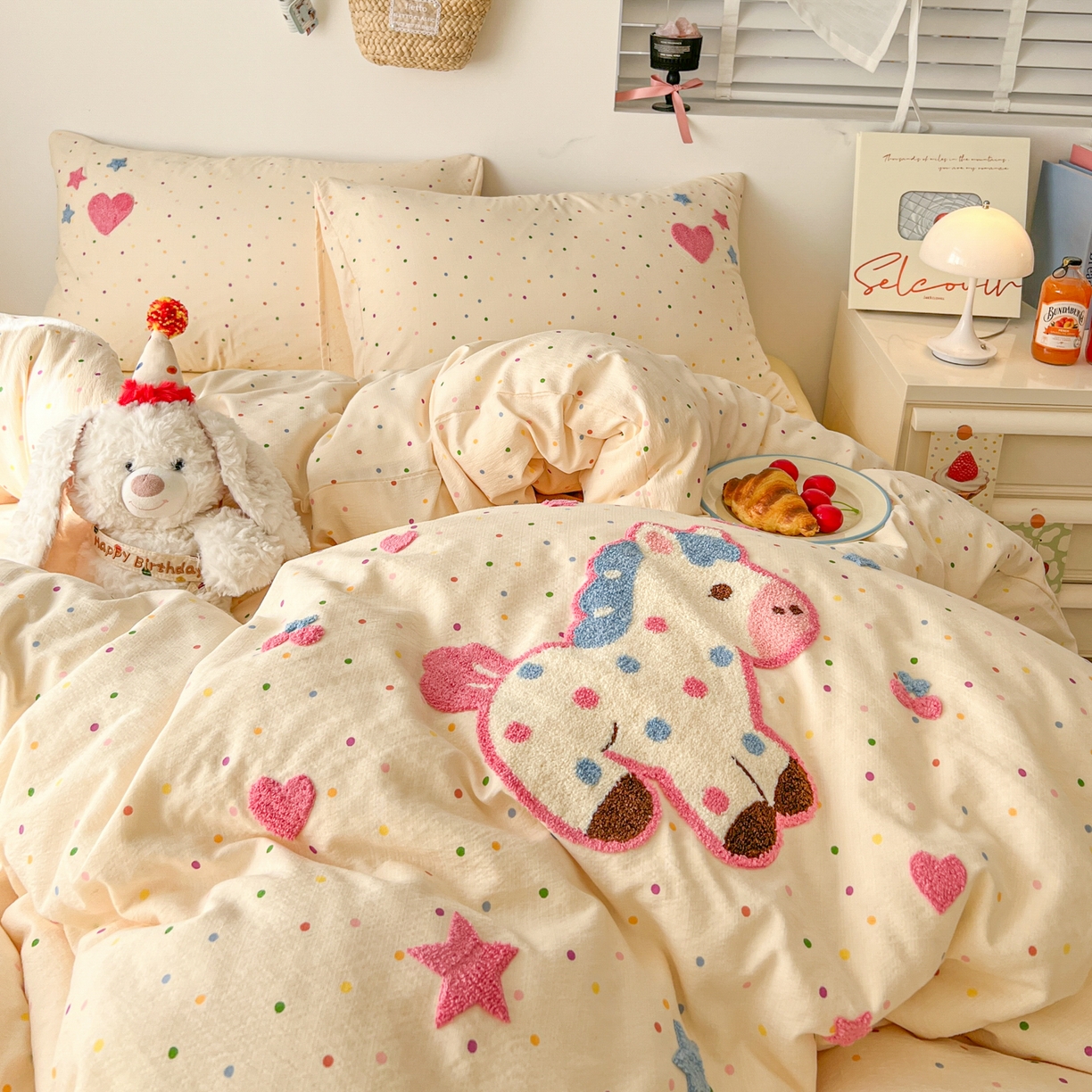 91家纺网 家纺一手货源 找家纺 童颜 2026新款软糯泡芙纱水洗棉卡通毛巾绣四件套 波点小马