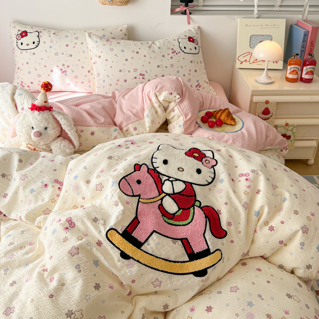 91家纺网 家纺一手货源 找家纺 童颜 2026新款软糯泡芙纱水洗棉卡通毛巾绣四件套 木马猫咪