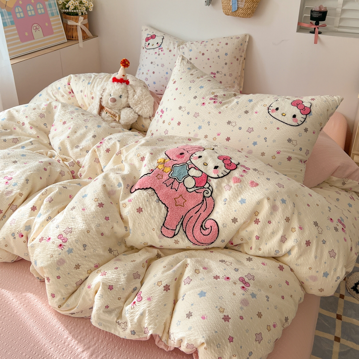 91家纺网 家纺一手货源 找家纺 童颜 2026新款软糯泡芙纱水洗棉卡通毛巾绣四件套 独角猫咪