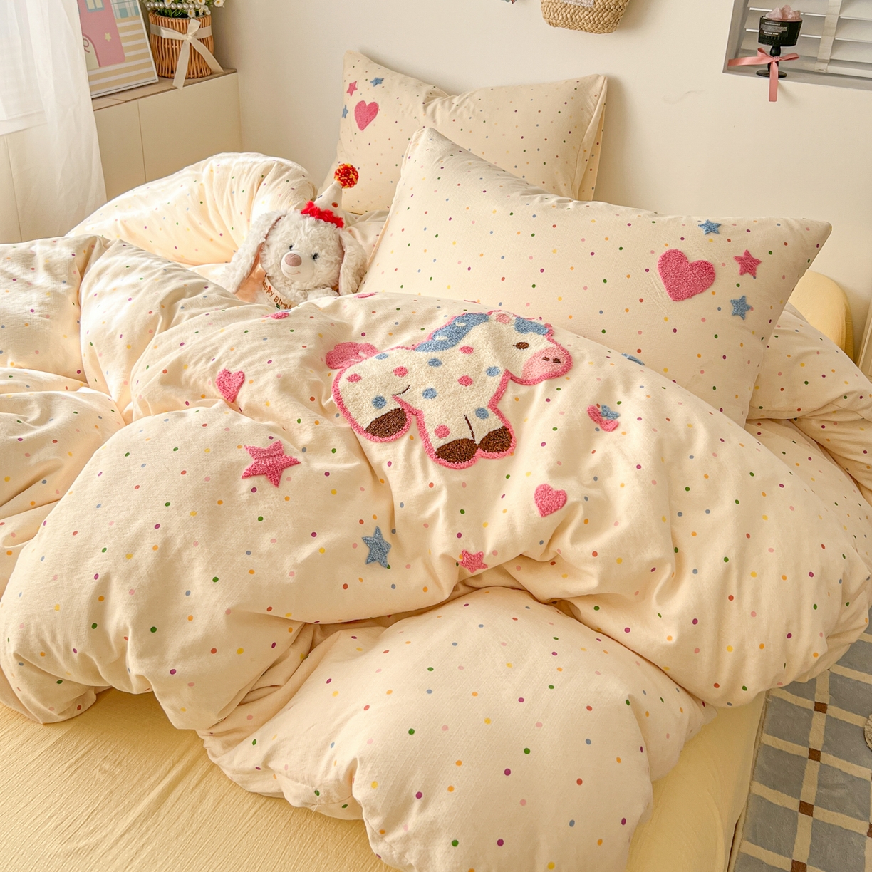 91家纺网 家纺一手货源 找家纺 童颜 2026新款软糯泡芙纱水洗棉卡通毛巾绣四件套 波点小马