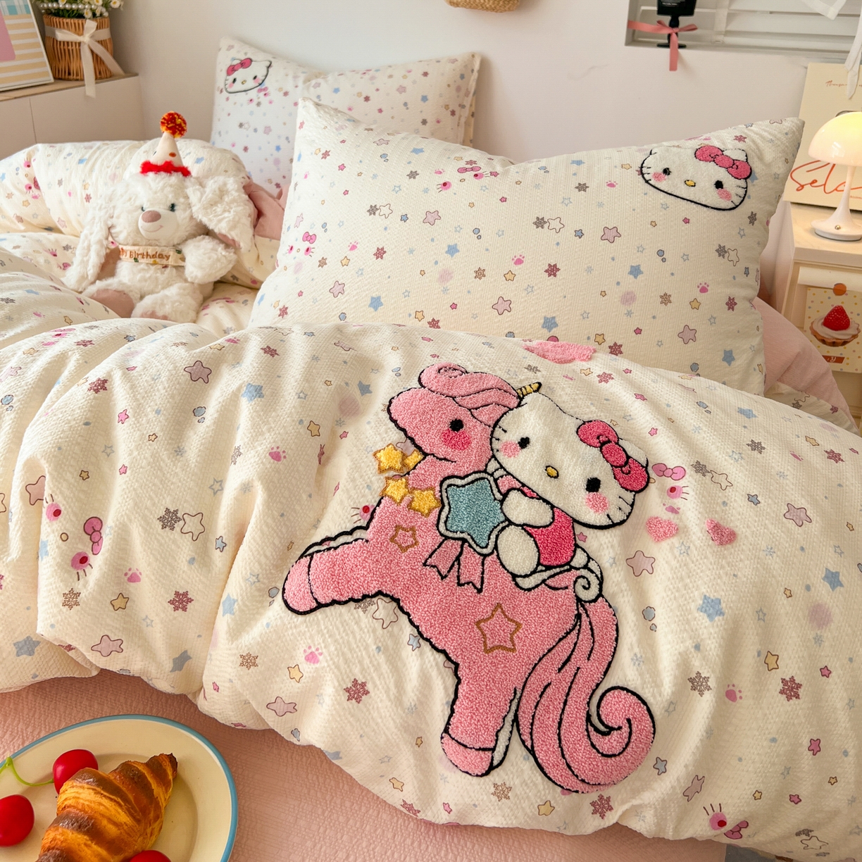 91家纺网 家纺一手货源 找家纺 童颜 2026新款软糯泡芙纱水洗棉卡通毛巾绣四件套 独角猫咪