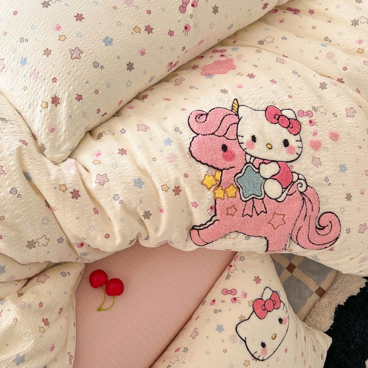 91家纺网 家纺一手货源 找家纺 童颜 2026新款软糯泡芙纱水洗棉卡通毛巾绣四件套 独角猫咪