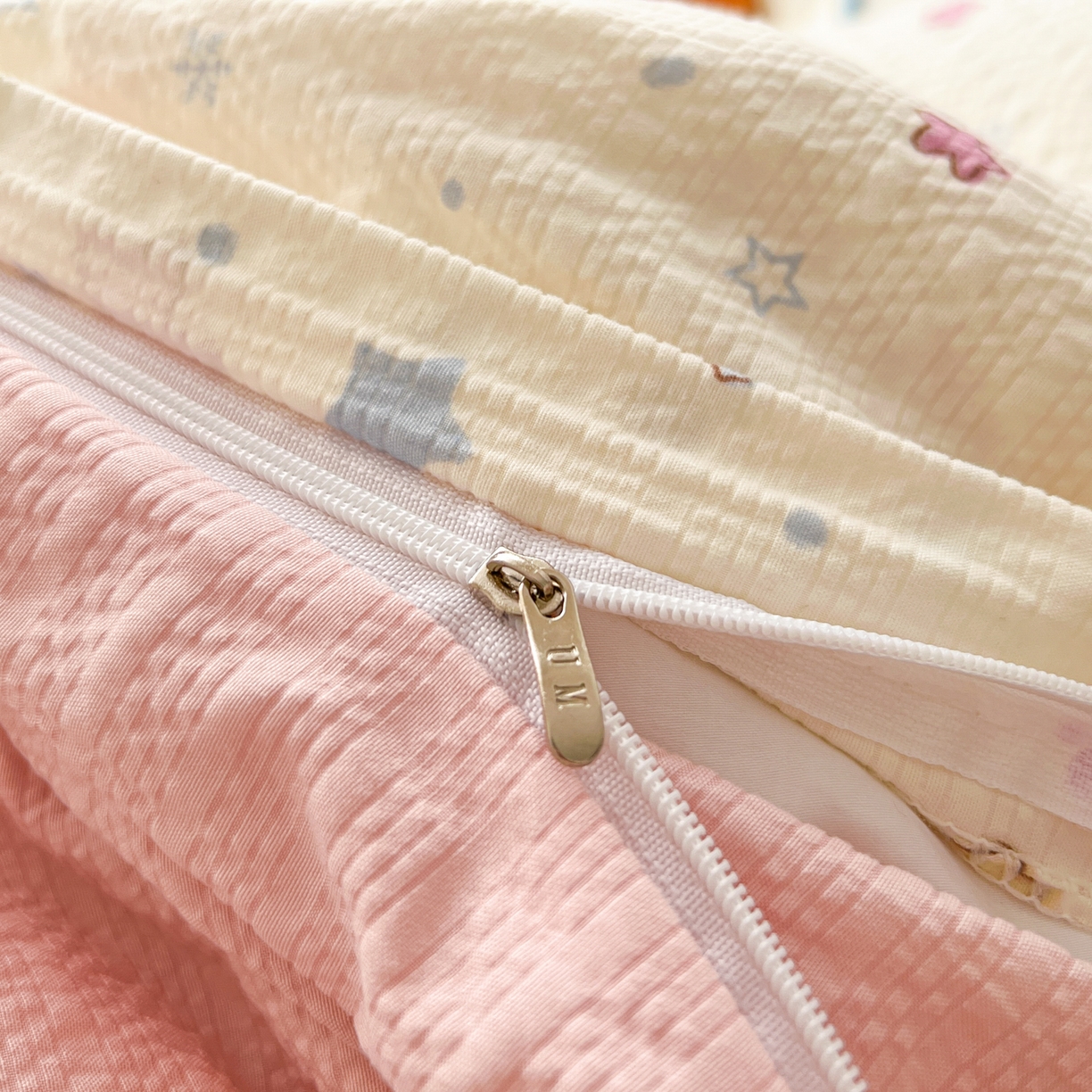 91家纺网 家纺一手货源 找家纺 童颜 2026新款软糯泡芙纱水洗棉卡通毛巾绣四件套 木马猫咪