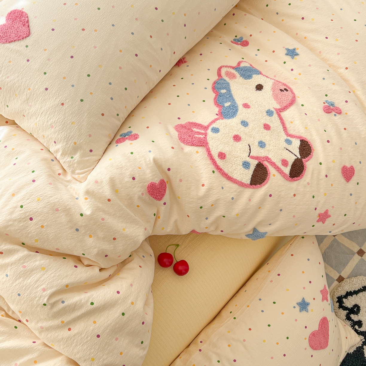 91家纺网 家纺一手货源 找家纺 童颜 2026新款软糯泡芙纱水洗棉卡通毛巾绣四件套 波点小马