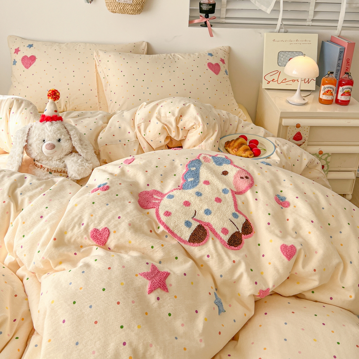 91家纺网 家纺一手货源 找家纺 童颜 2026新款软糯泡芙纱水洗棉卡通毛巾绣四件套 波点小马