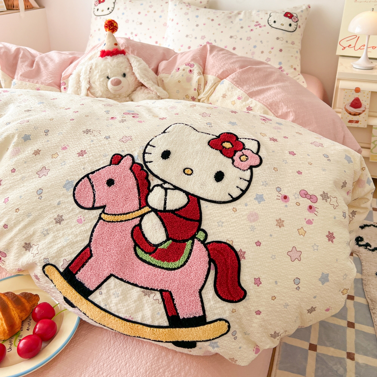 91家纺网 家纺一手货源 找家纺 童颜 2026新款软糯泡芙纱水洗棉卡通毛巾绣四件套 木马猫咪