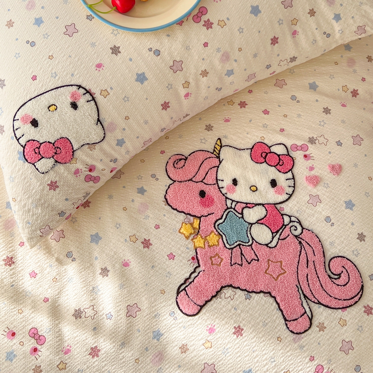 91家纺网 家纺一手货源 找家纺 童颜 2026新款软糯泡芙纱水洗棉卡通毛巾绣四件套 独角猫咪