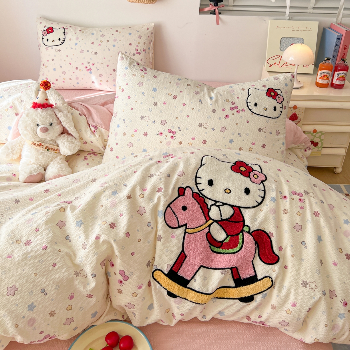 91家纺网 家纺一手货源 找家纺 童颜 2026新款软糯泡芙纱水洗棉卡通毛巾绣四件套 木马猫咪