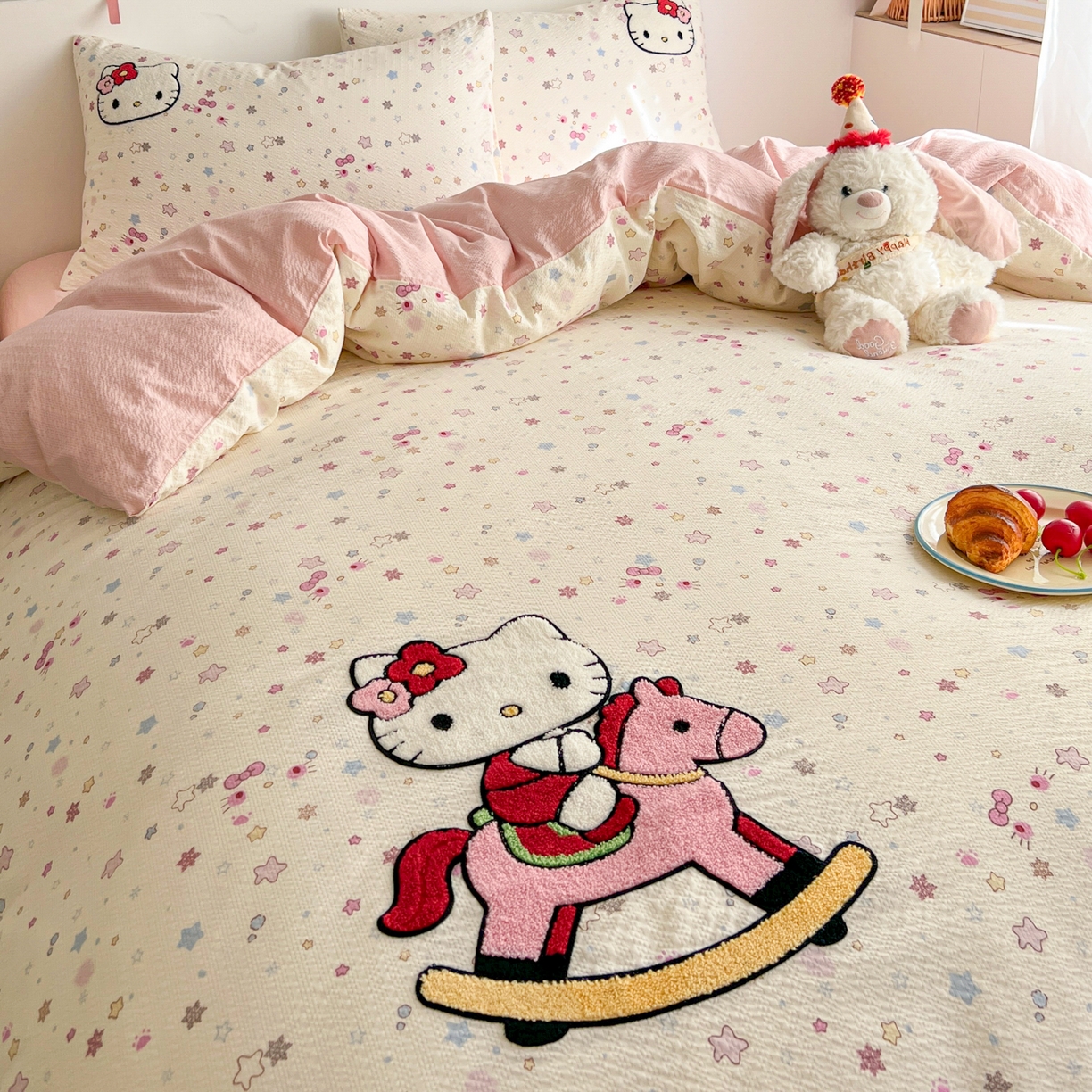 91家纺网 家纺一手货源 找家纺 童颜 2026新款软糯泡芙纱水洗棉卡通毛巾绣四件套 木马猫咪