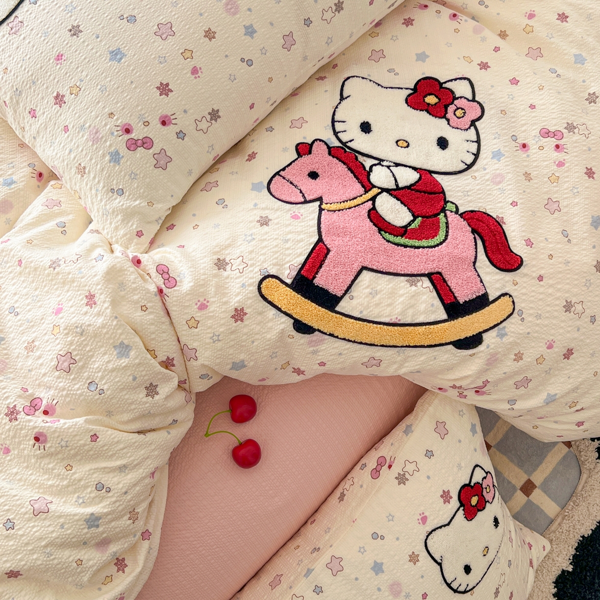 91家纺网 家纺一手货源 找家纺 童颜 2026新款软糯泡芙纱水洗棉卡通毛巾绣四件套 木马猫咪