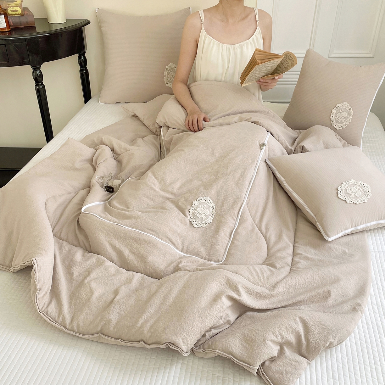 91家纺网 家纺一手货源 找家纺 番茄+ 2026新款法式极简抱枕被 法式极简—奶茶