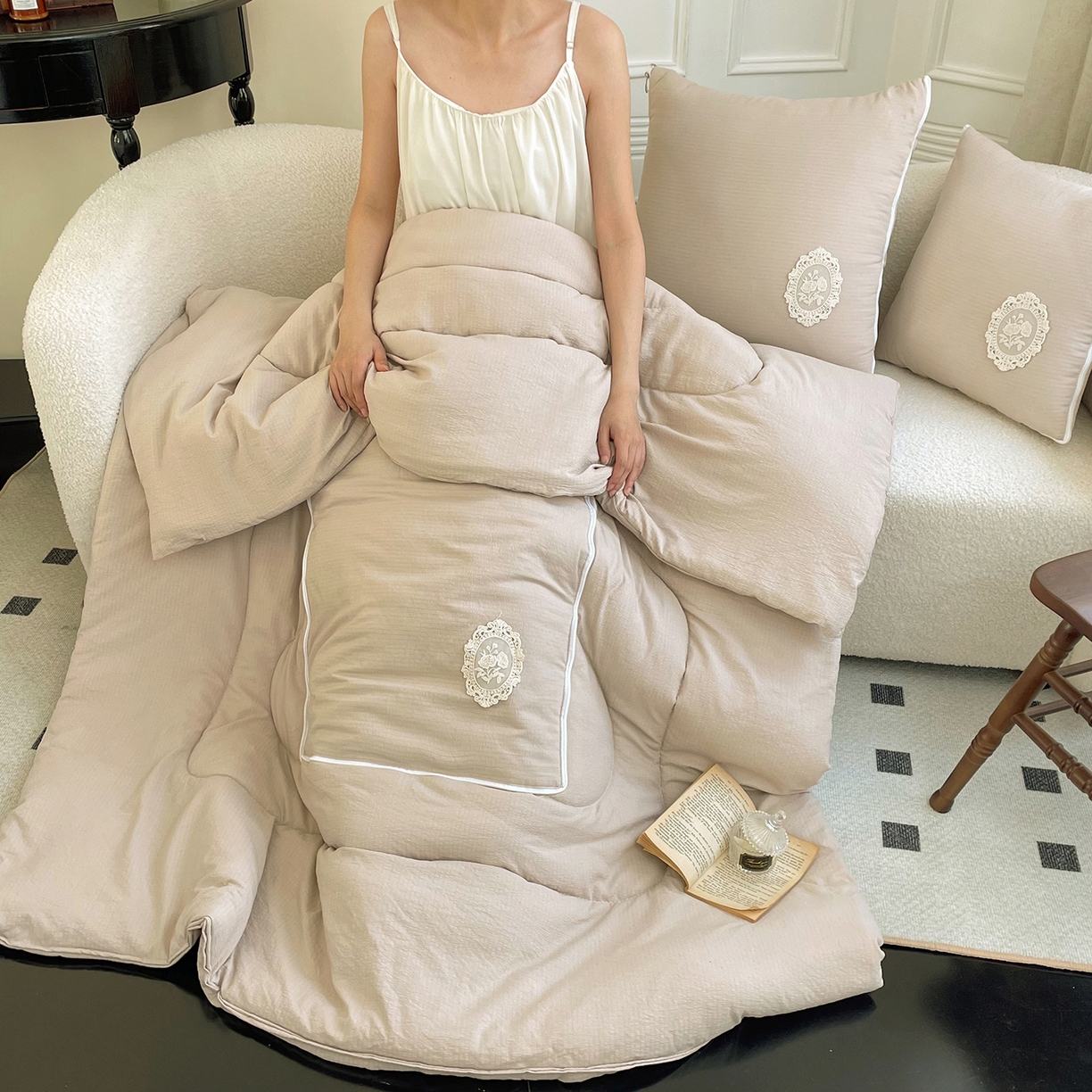 91家纺网 家纺一手货源 找家纺 番茄+ 2026新款法式极简抱枕被 法式极简—奶茶