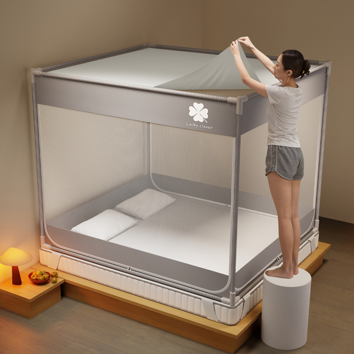 91家纺网 家纺一手货源 找家纺 初心家纺 2026新款外穿杆坐床防摔蚊帐-场景一 灰-四叶草