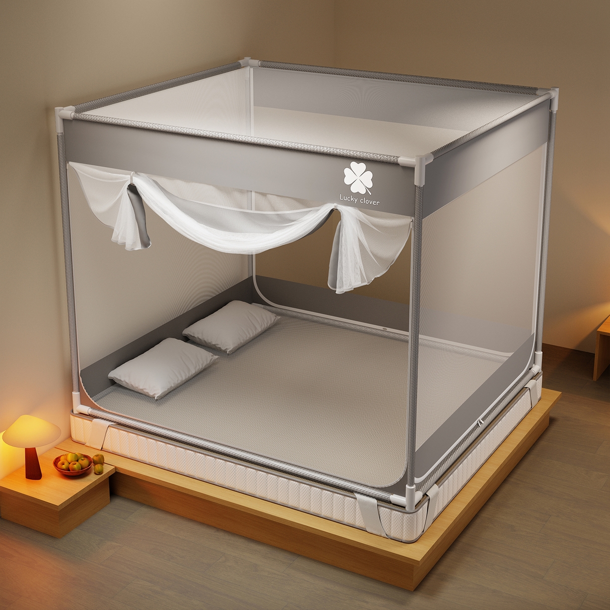 91家纺网 家纺一手货源 找家纺 初心家纺 2026新款外穿杆坐床防摔蚊帐-场景一 灰-四叶草