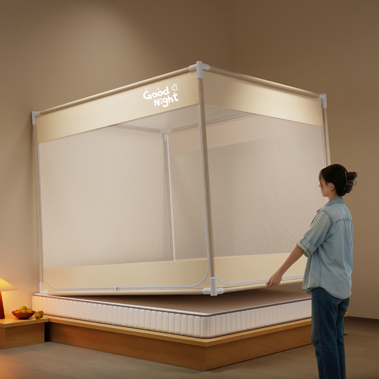 91家纺网 家纺一手货源 找家纺 初心家纺 2026新款外穿杆坐床防摔蚊帐-场景一 米-字母