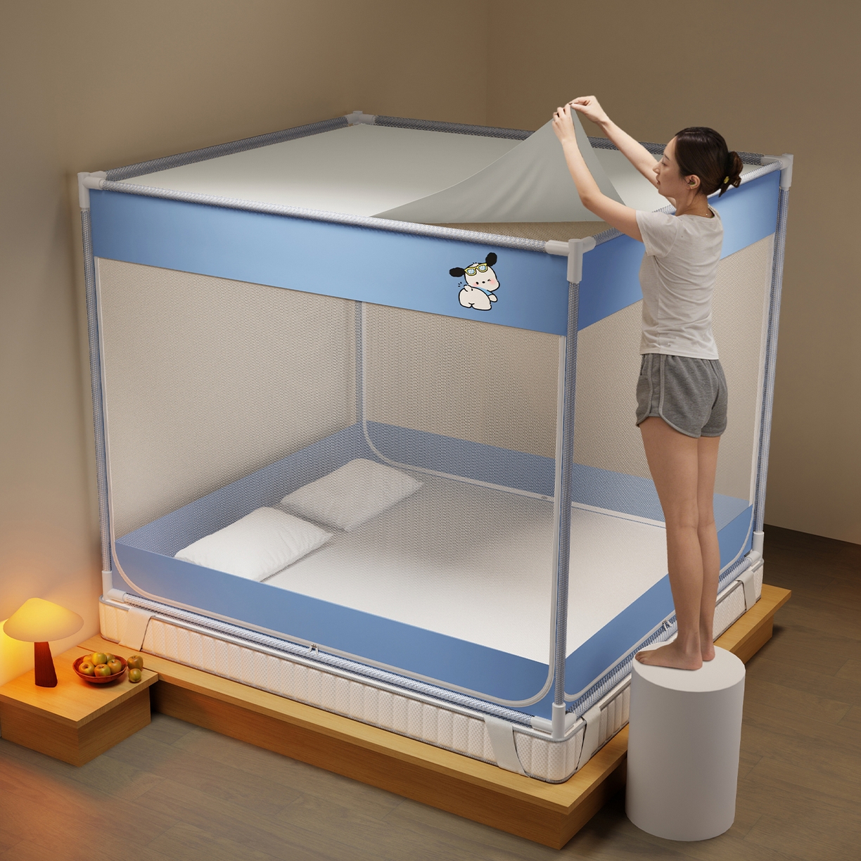 91家纺网 家纺一手货源 找家纺 初心家纺 2026新款外穿杆坐床防摔蚊帐-场景一 蓝-帕恰狗