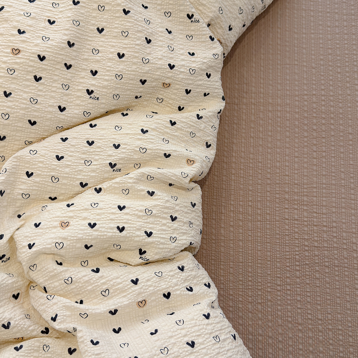 91家纺网 家纺一手货源 找家纺 竹合家纺 2026春夏新品高克重A类泡芙纱泡泡皱皱纱四件套 爱意浓