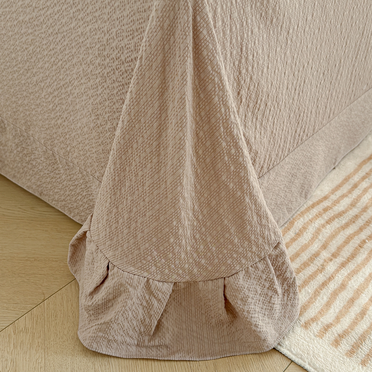 91家纺网 家纺一手货源 找家纺 竹合家纺 2026春夏新品高克重A类泡芙纱泡泡皱皱纱四件套 爱意浓