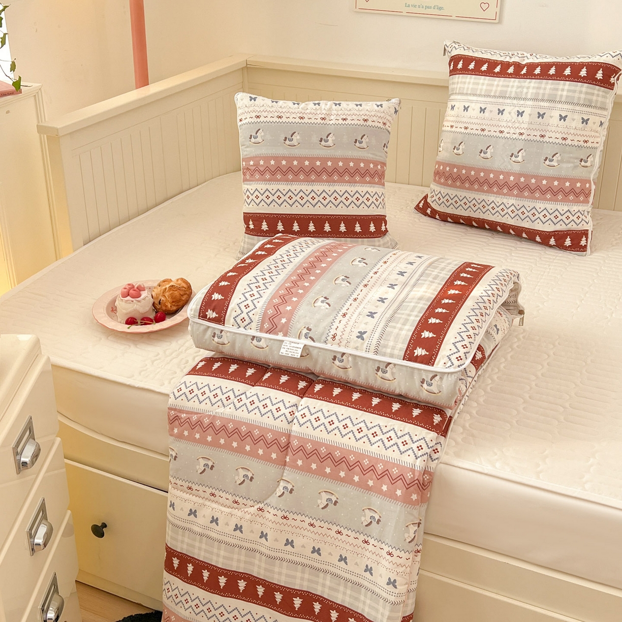 91家纺网 家纺一手货源 找家纺 （总）番茄+ 2026新款全棉纯棉13070小清新卡通全棉系列抱枕被