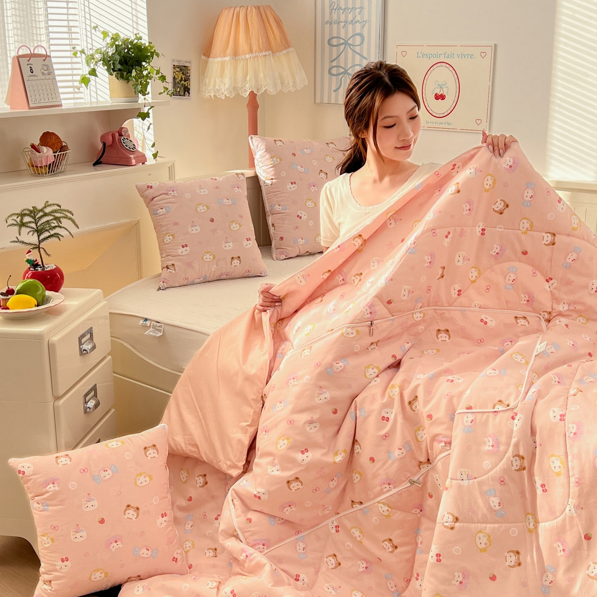 91家纺网 家纺一手货源 找家纺 番茄+ 2026新款全棉纯棉13070小清新卡通全棉系列抱枕被 可爱糖果猫