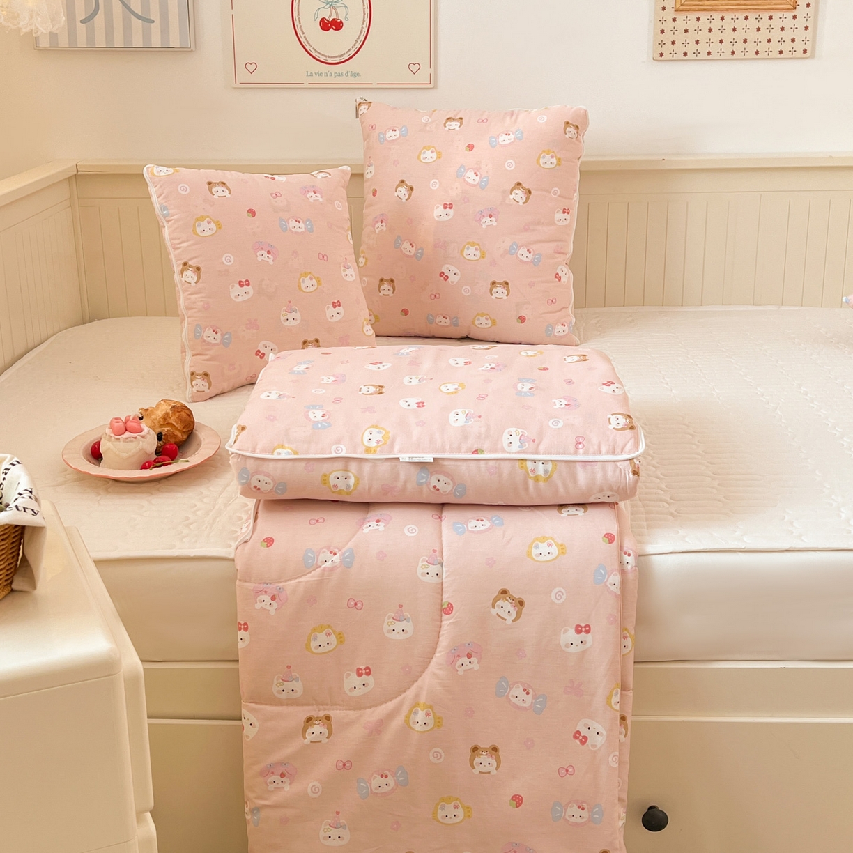 91家纺网 家纺一手货源 找家纺 番茄+ 2026新款全棉纯棉13070小清新卡通全棉系列抱枕被 可爱糖果猫