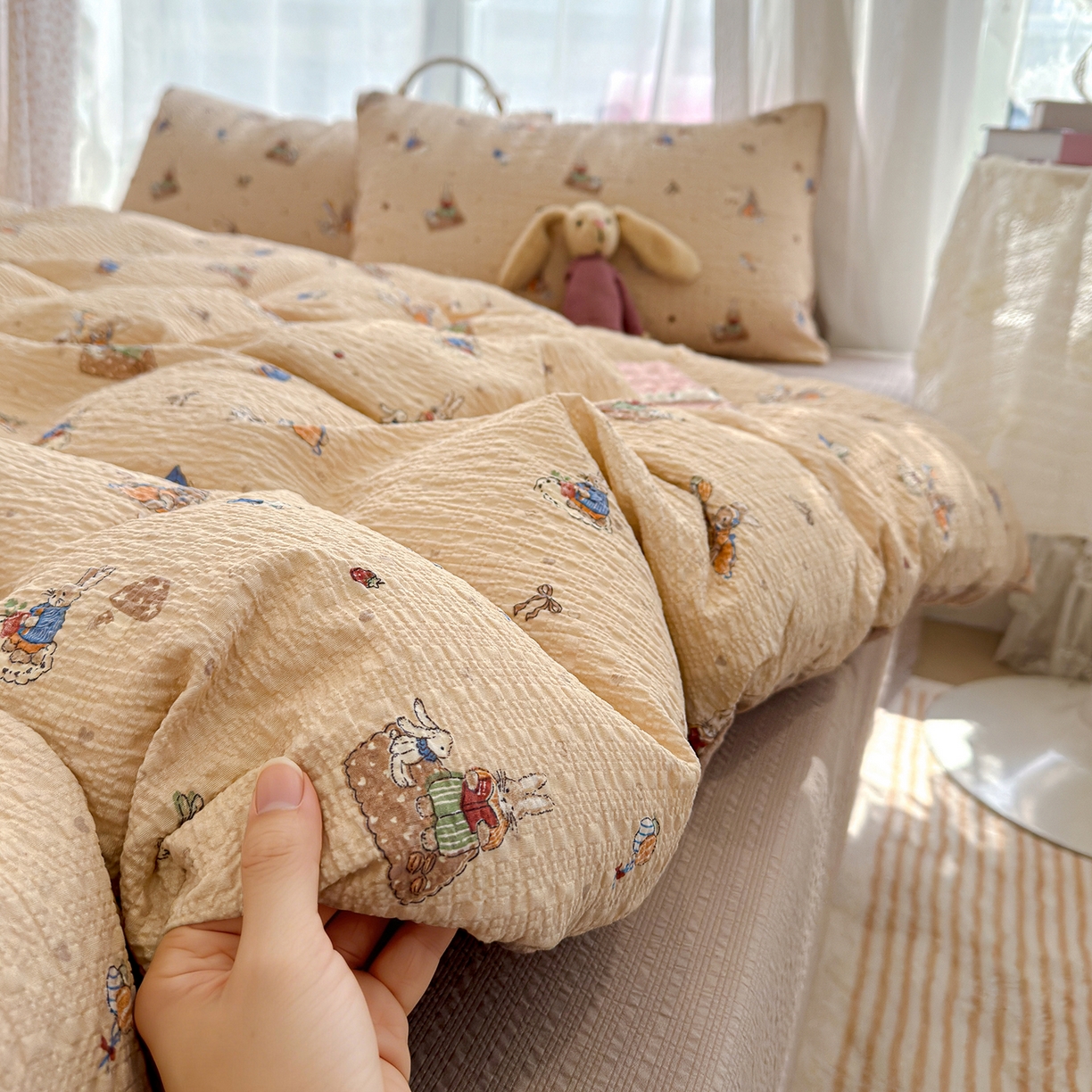 91家纺网 家纺一手货源 找家纺 竹合家纺 2026春夏新品高克重A类泡芙纱泡泡皱皱纱四件套 彼得兔