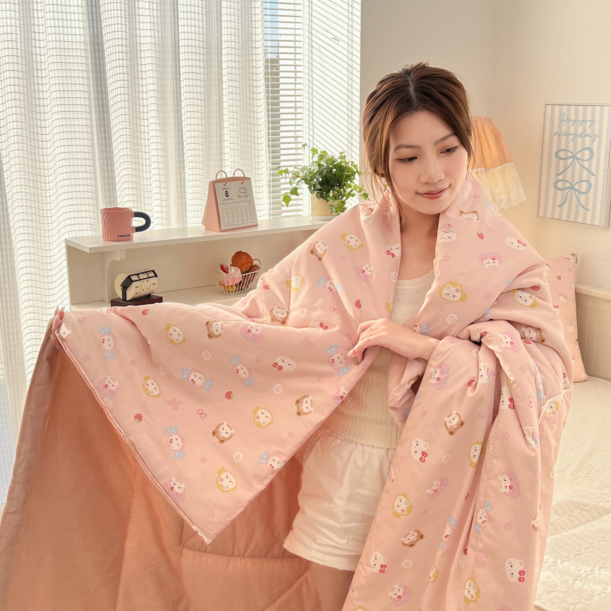 91家纺网 家纺一手货源 找家纺 番茄+ 2026新款全棉纯棉13070小清新卡通全棉系列抱枕被 可爱糖果猫