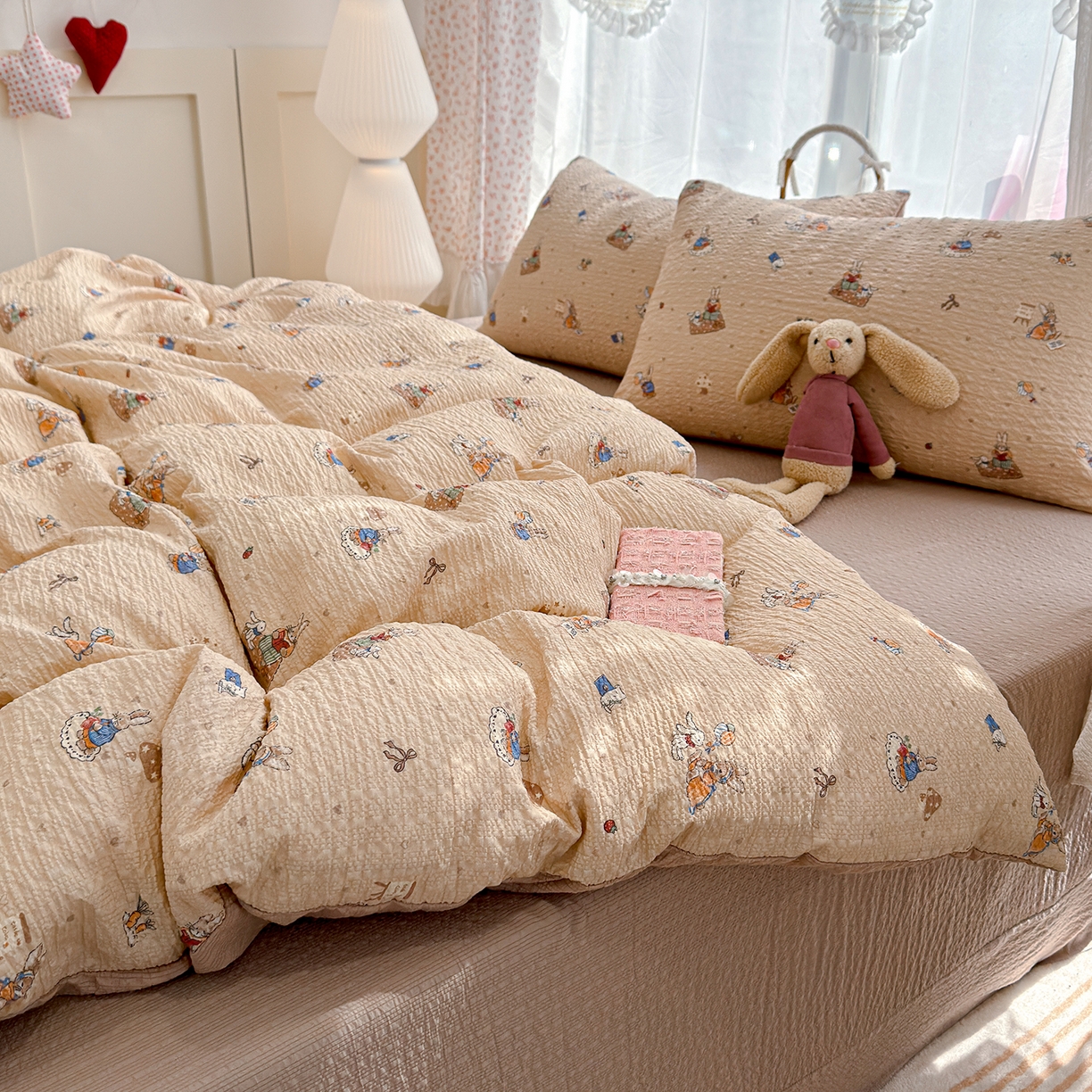 91家纺网 家纺一手货源 找家纺 竹合家纺 2026春夏新品高克重A类泡芙纱泡泡皱皱纱四件套 彼得兔