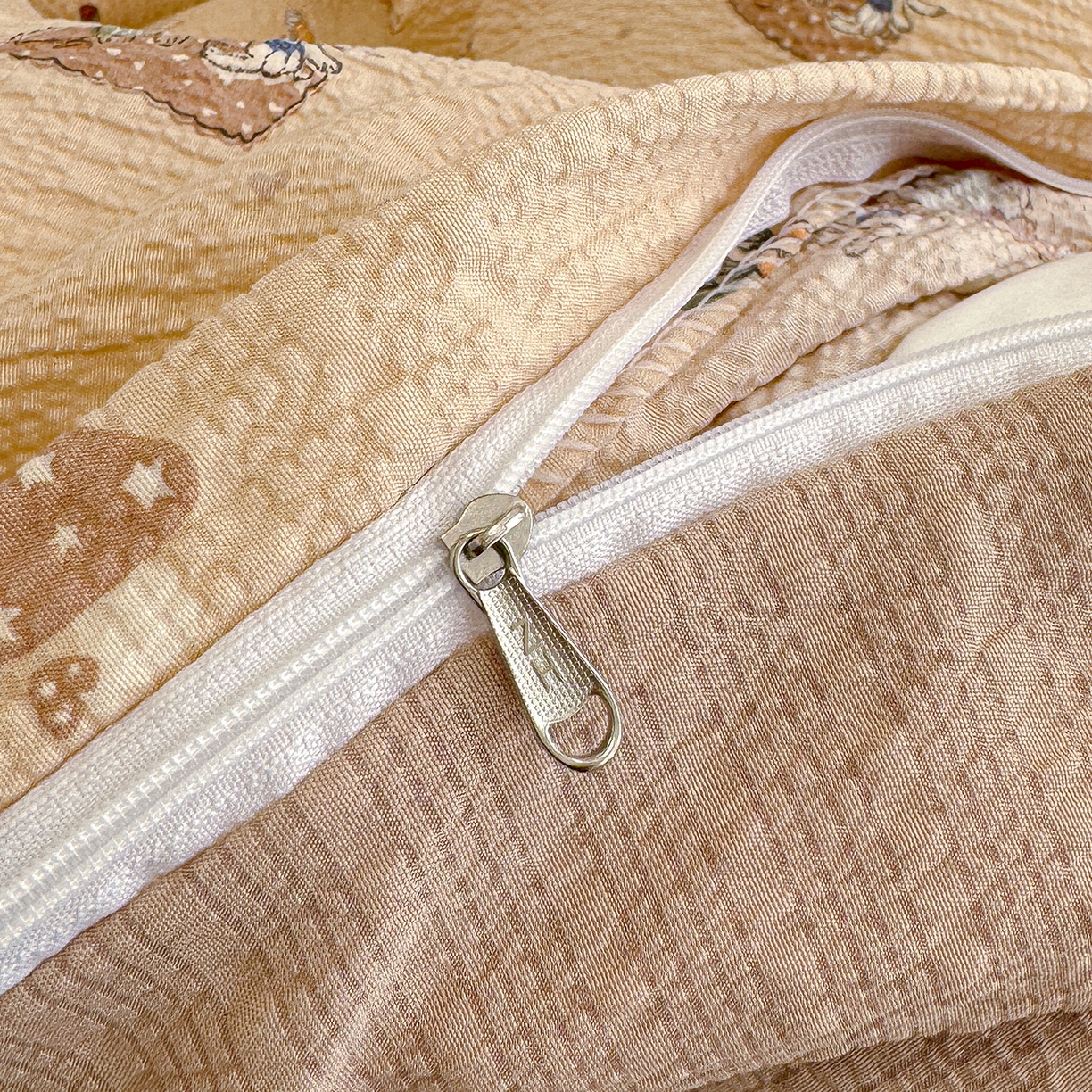 91家纺网 家纺一手货源 找家纺 竹合家纺 2026春夏新品高克重A类泡芙纱泡泡皱皱纱四件套 彼得兔