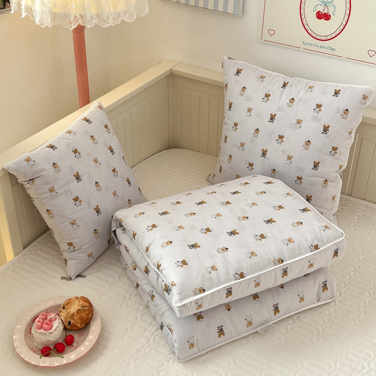 91家纺网 家纺一手货源 找家纺 番茄+ 2026新款全棉纯棉13070小清新卡通全棉系列抱枕被 幸运小熊