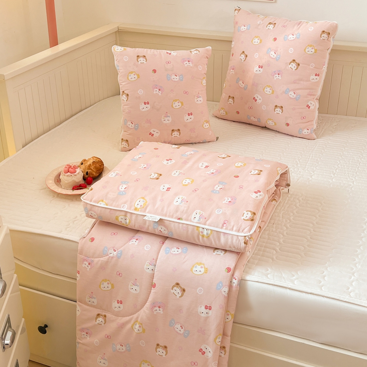 91家纺网 家纺一手货源 找家纺 番茄+ 2026新款全棉纯棉13070小清新卡通全棉系列抱枕被 可爱糖果猫