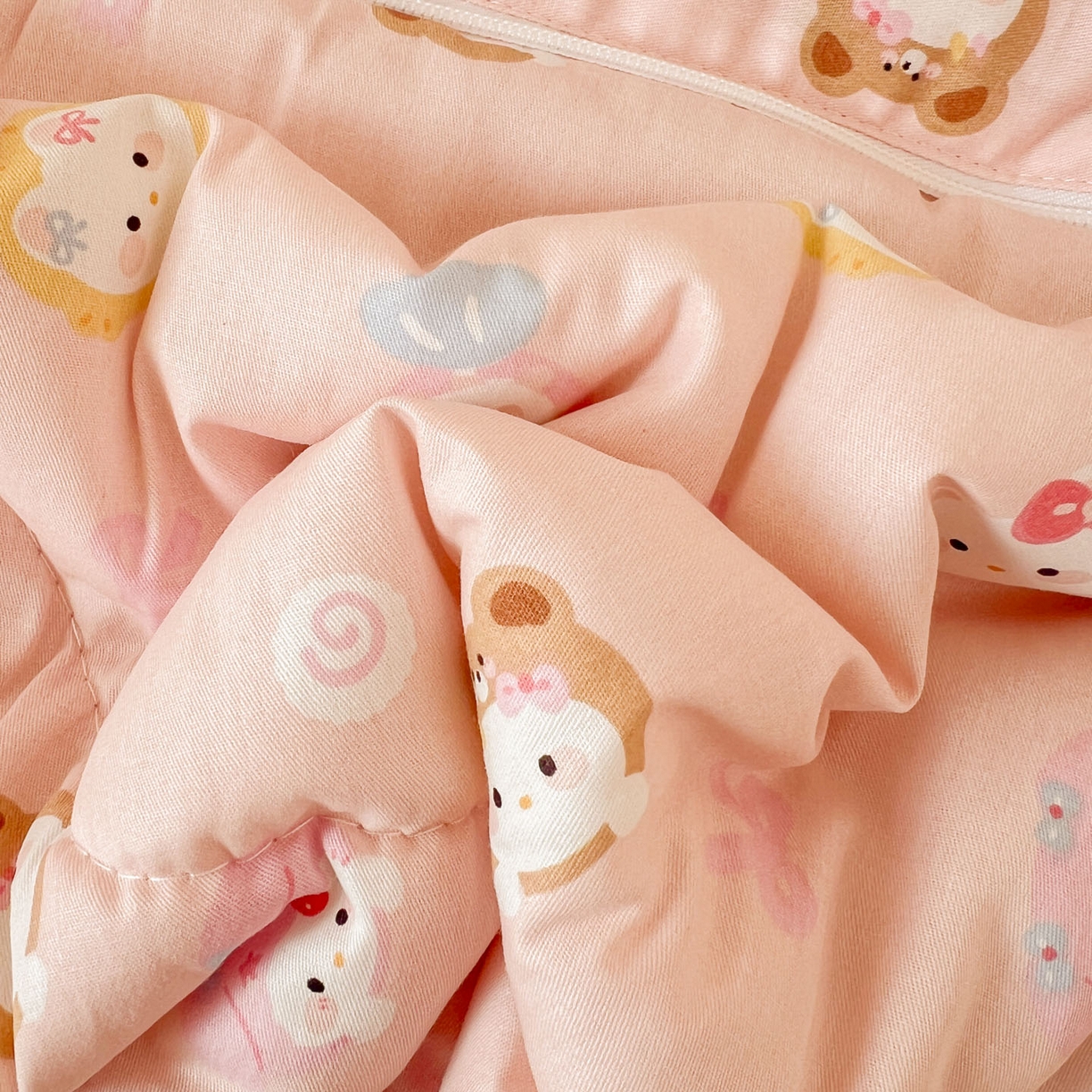 91家纺网 家纺一手货源 找家纺 番茄+ 2026新款全棉纯棉13070小清新卡通全棉系列抱枕被 可爱糖果猫