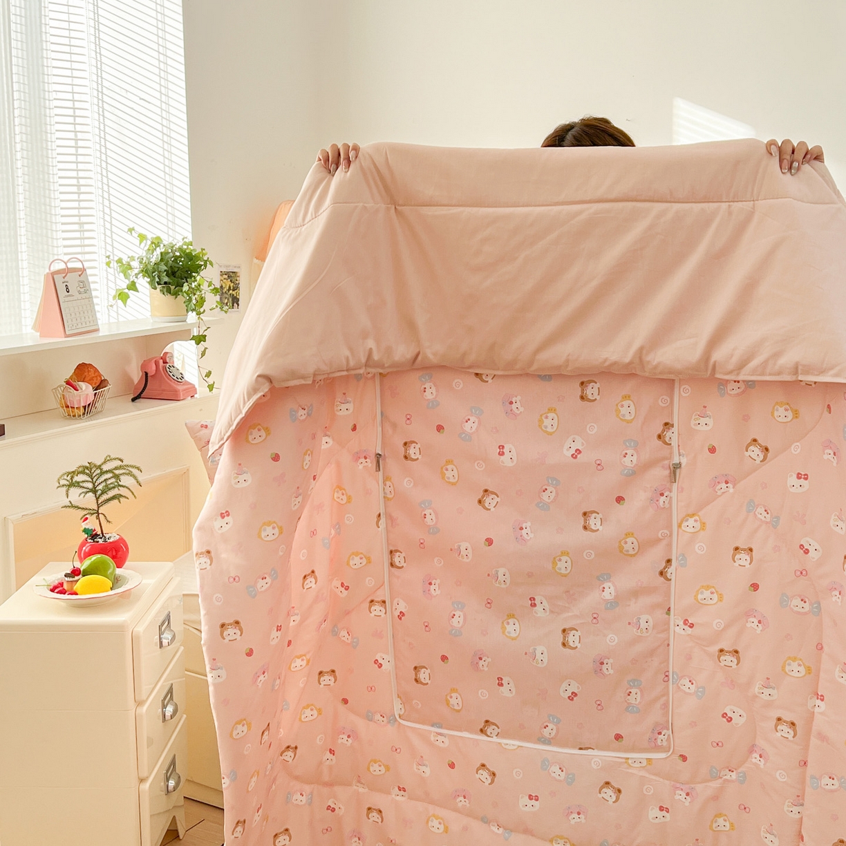 91家纺网 家纺一手货源 找家纺 番茄+ 2026新款全棉纯棉13070小清新卡通全棉系列抱枕被 可爱糖果猫