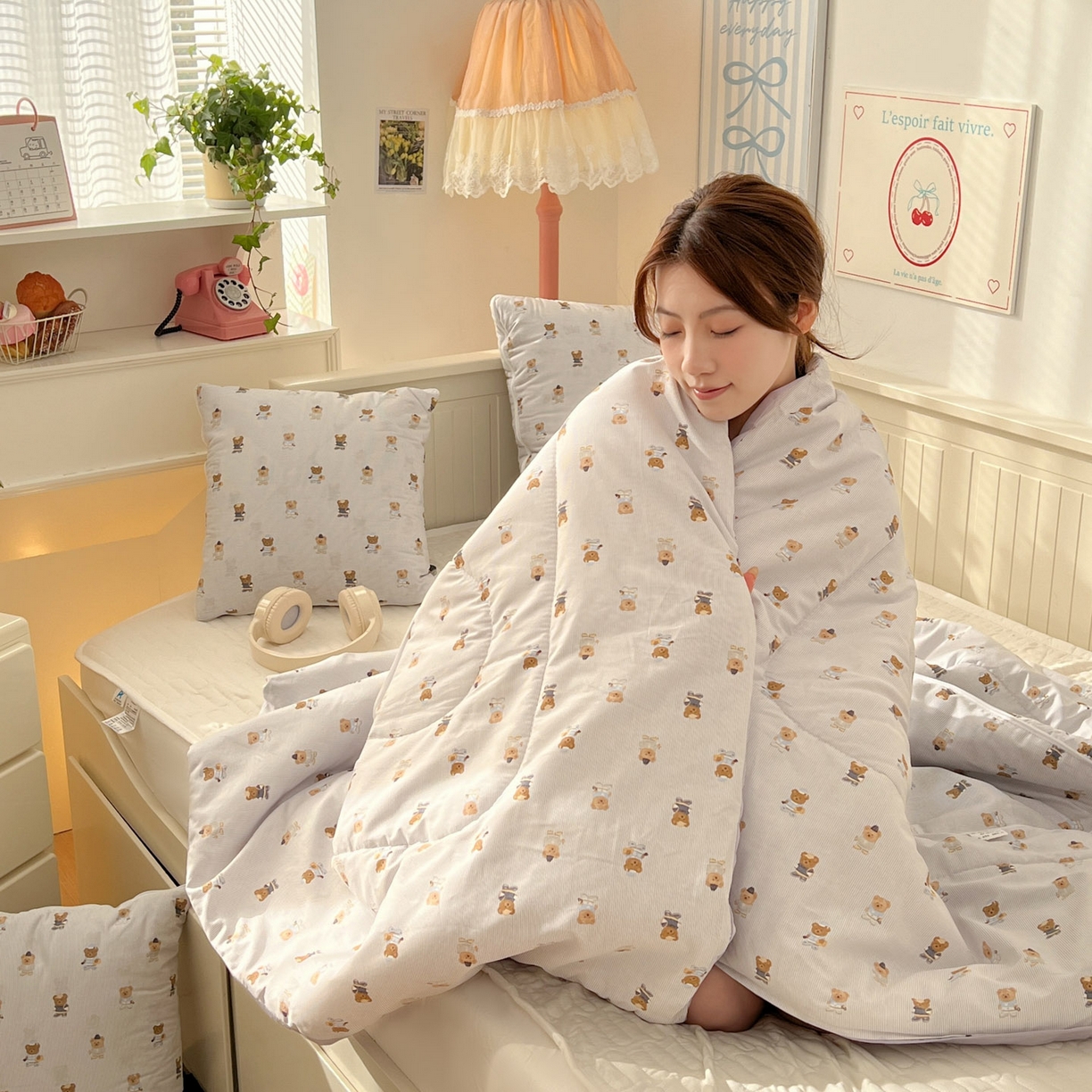 91家纺网 家纺一手货源 找家纺 番茄+ 2026新款全棉纯棉13070小清新卡通全棉系列抱枕被 幸运小熊