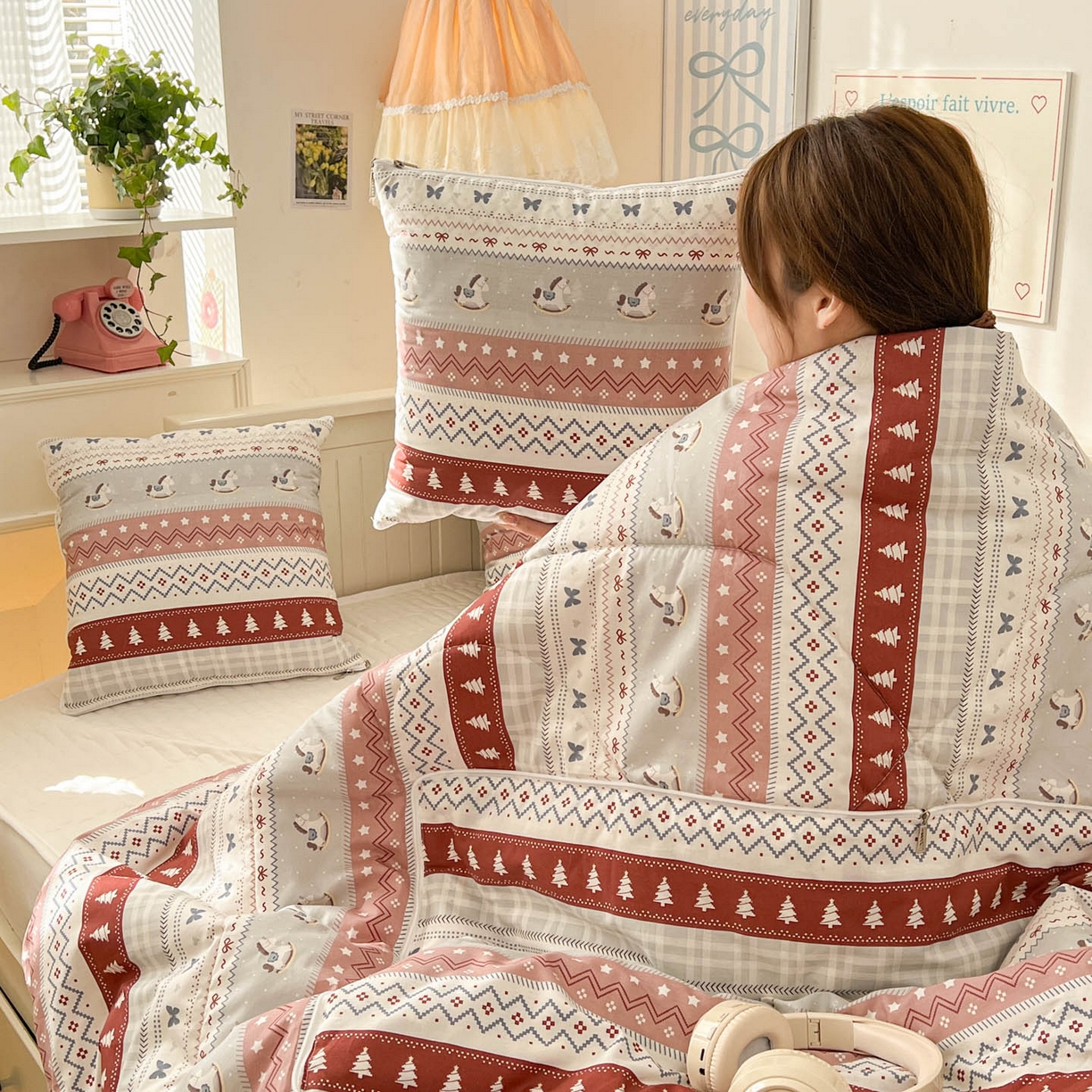 91家纺网 家纺一手货源 找家纺 番茄+ 2026新款全棉纯棉13070小清新卡通全棉系列抱枕被 费尔岛-旋转小马