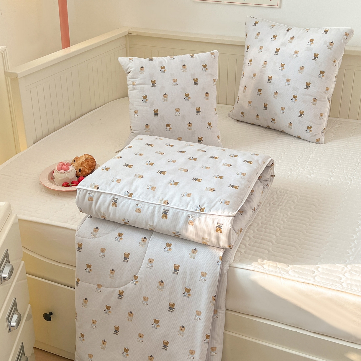 91家纺网 家纺一手货源 找家纺 番茄+ 2026新款全棉纯棉13070小清新卡通全棉系列抱枕被 幸运小熊