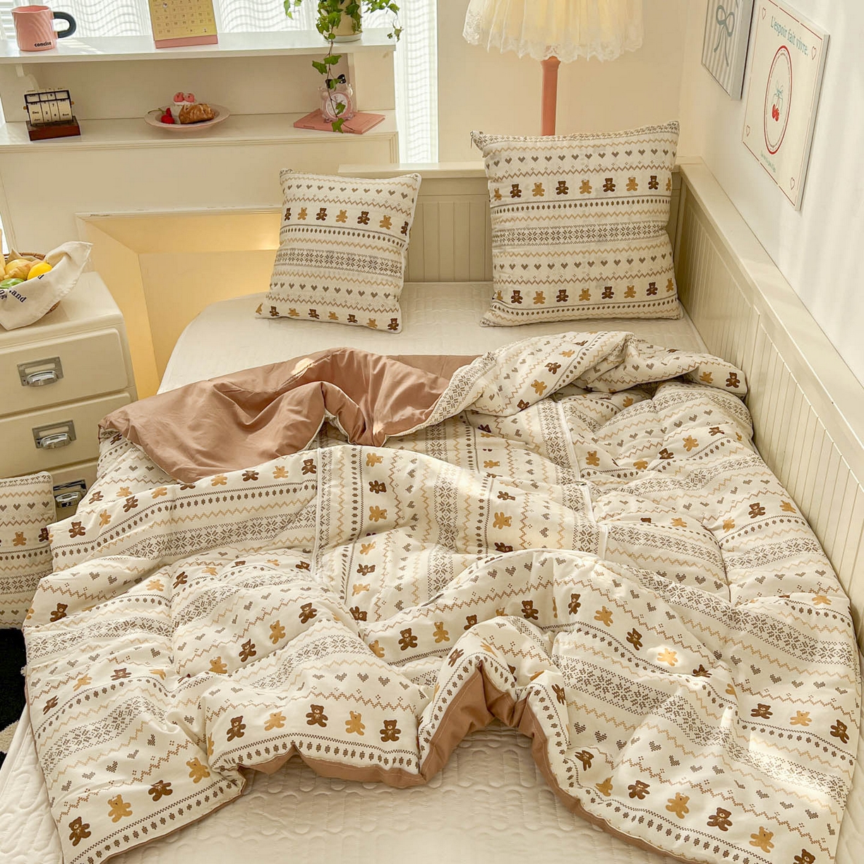 91家纺网 家纺一手货源 找家纺 番茄+ 2026新款全棉纯棉13070小清新卡通全棉系列抱枕被 费尔岛-焦糖小熊