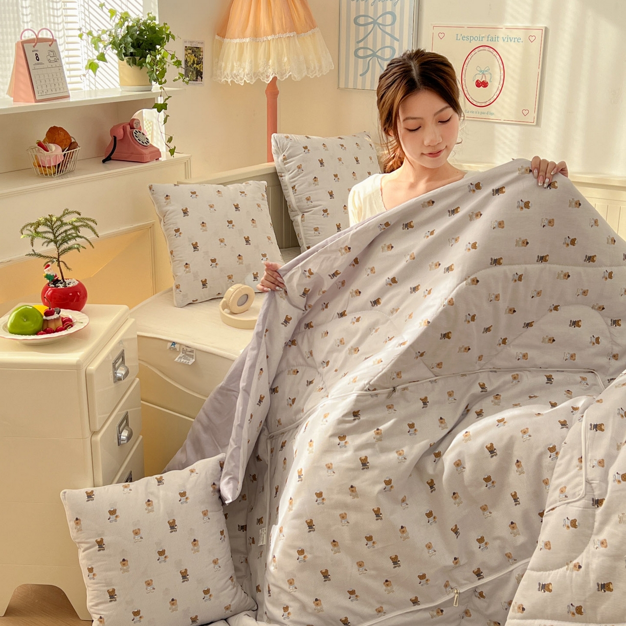 91家纺网 家纺一手货源 找家纺 番茄+ 2026新款全棉纯棉13070小清新卡通全棉系列抱枕被 幸运小熊