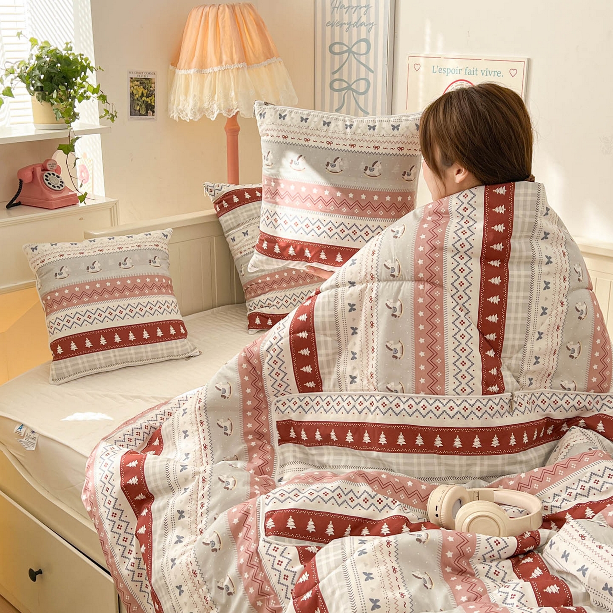 91家纺网 家纺一手货源 找家纺 番茄+ 2026新款全棉纯棉13070小清新卡通全棉系列抱枕被 费尔岛-旋转小马