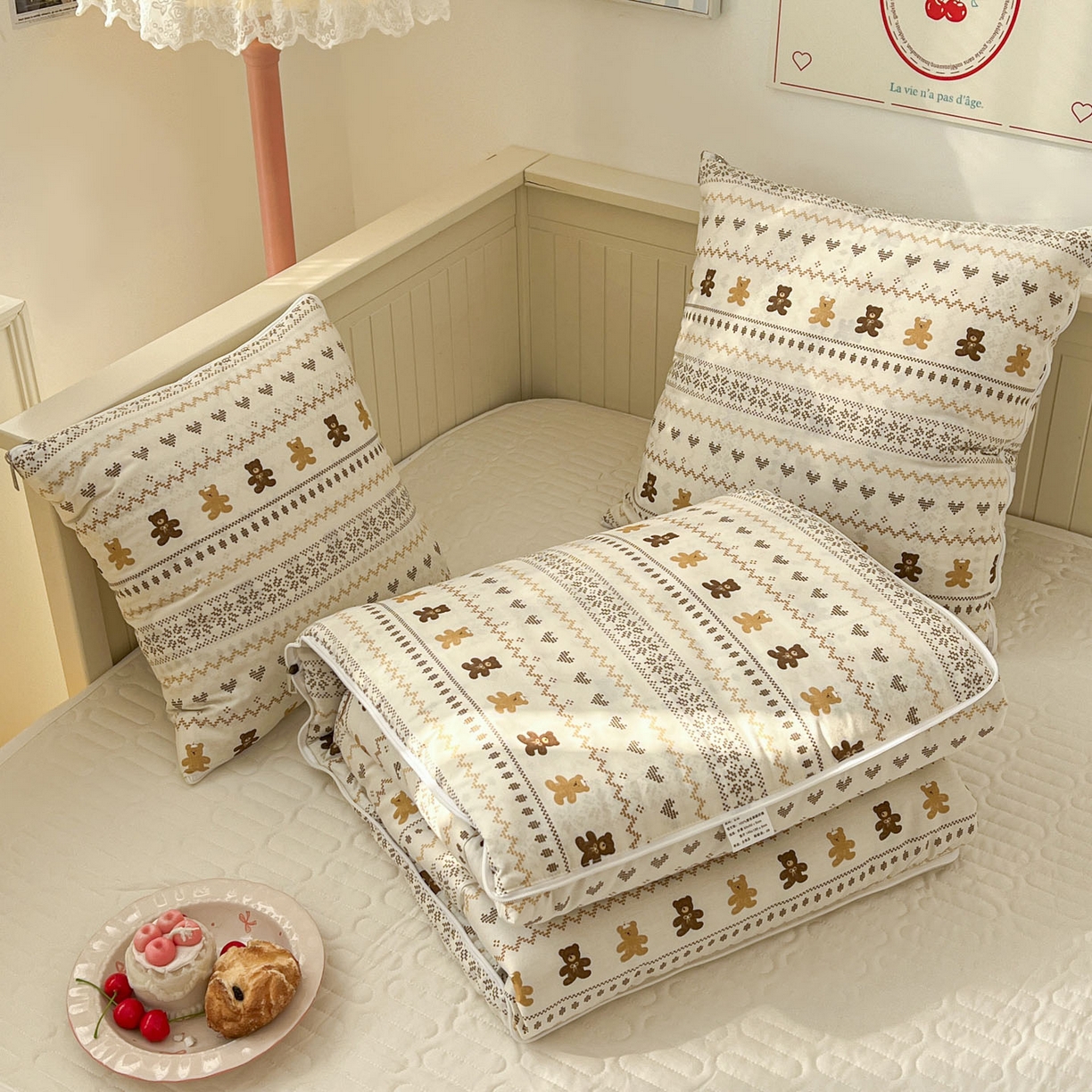 91家纺网 家纺一手货源 找家纺 番茄+ 2026新款全棉纯棉13070小清新卡通全棉系列抱枕被 费尔岛-焦糖小熊