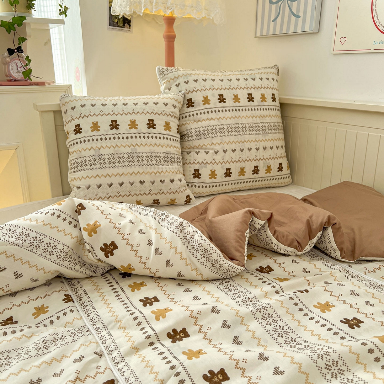 91家纺网 家纺一手货源 找家纺 番茄+ 2026新款全棉纯棉13070小清新卡通全棉系列抱枕被 费尔岛-焦糖小熊