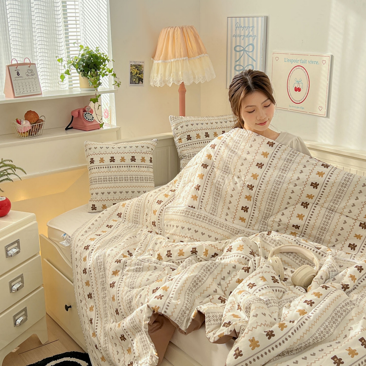 91家纺网 家纺一手货源 找家纺 番茄+ 2026新款全棉纯棉13070小清新卡通全棉系列抱枕被 费尔岛-焦糖小熊