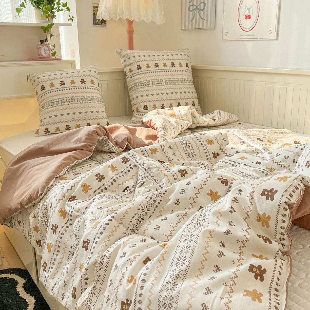 91家纺网 家纺一手货源 找家纺 番茄+ 2026新款全棉纯棉13070小清新卡通全棉系列抱枕被 费尔岛-焦糖小熊