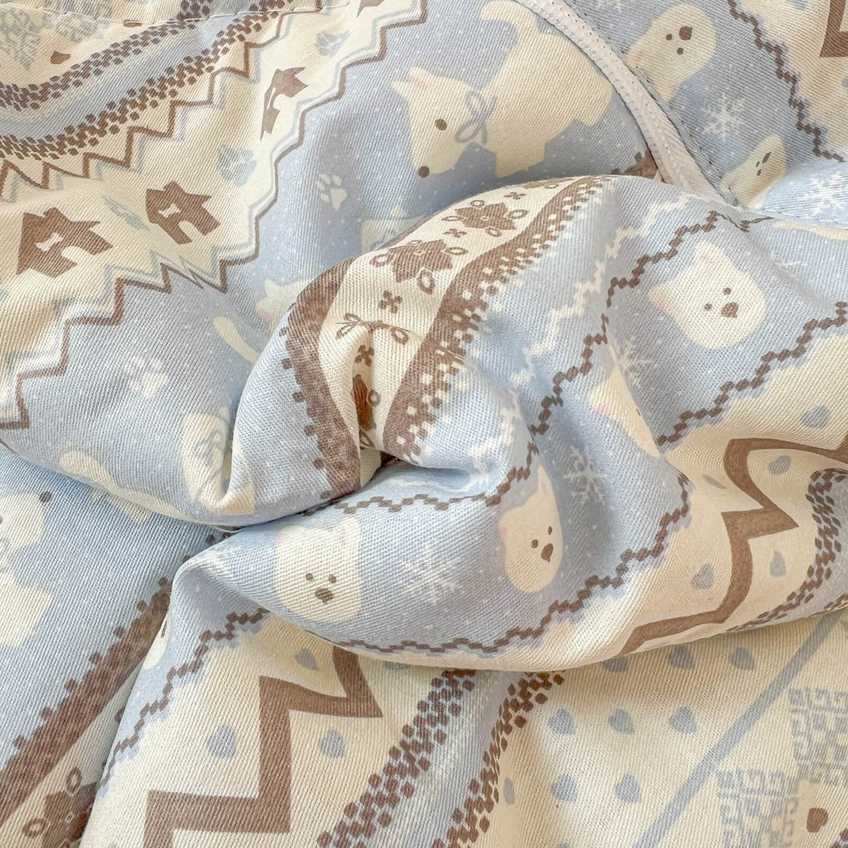 91家纺网 家纺一手货源 找家纺 番茄+ 2026新款全棉纯棉13070小清新卡通全棉系列抱枕被 费尔岛-西高地