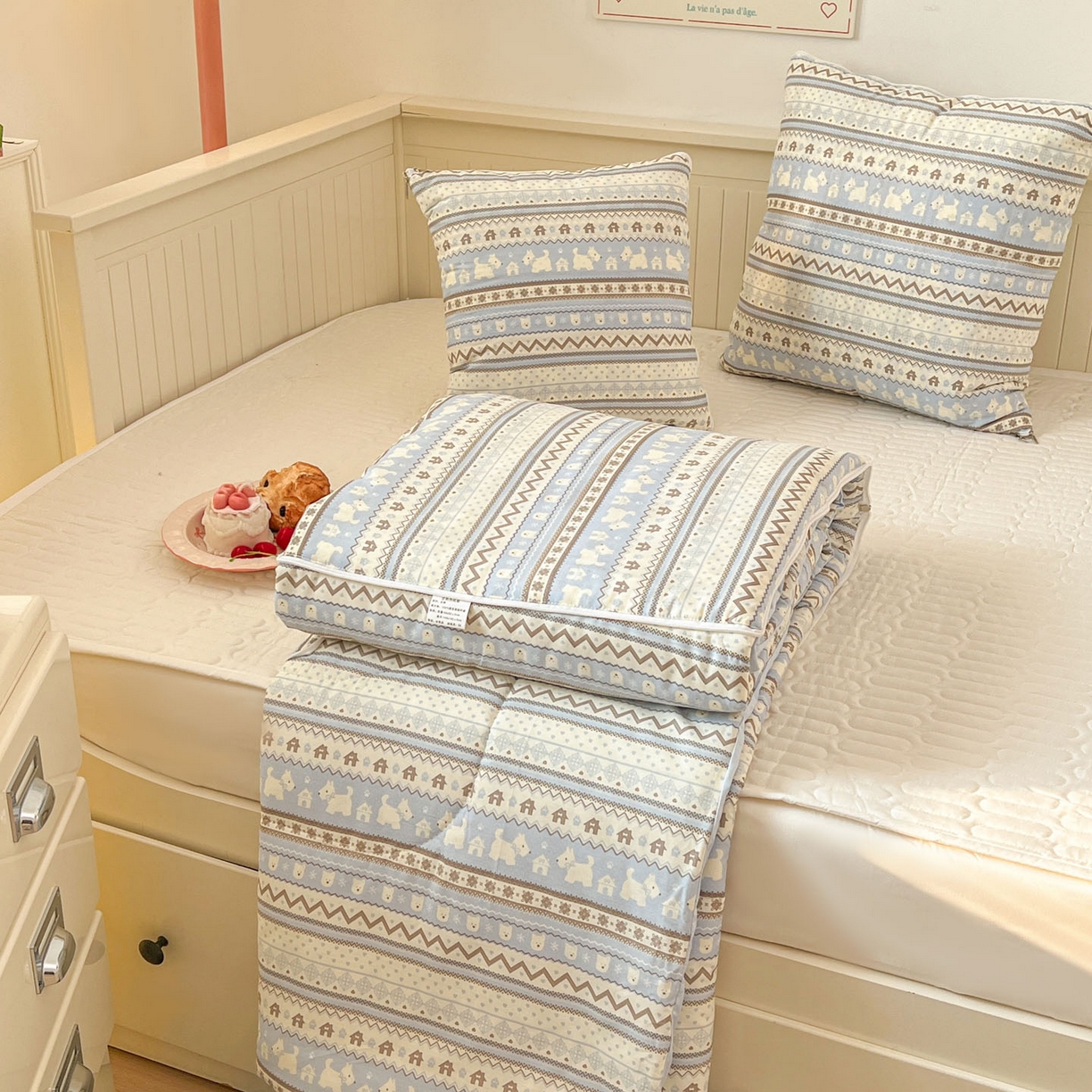 91家纺网 家纺一手货源 找家纺 番茄+ 2026新款全棉纯棉13070小清新卡通全棉系列抱枕被 费尔岛-西高地