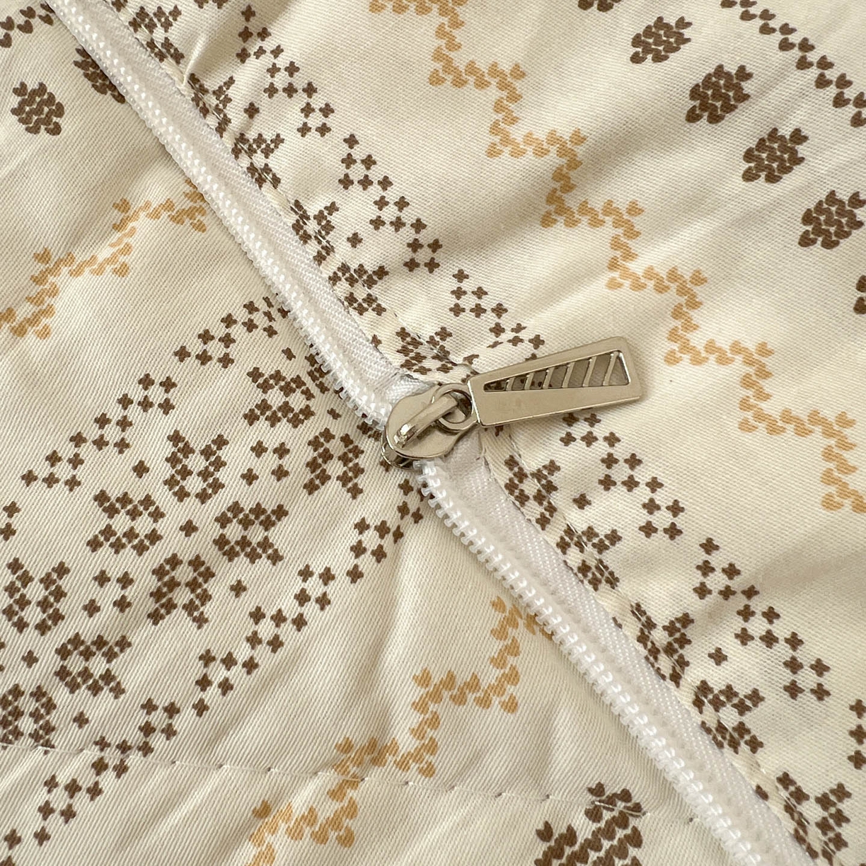 91家纺网 家纺一手货源 找家纺 番茄+ 2026新款全棉纯棉13070小清新卡通全棉系列抱枕被 费尔岛-焦糖小熊