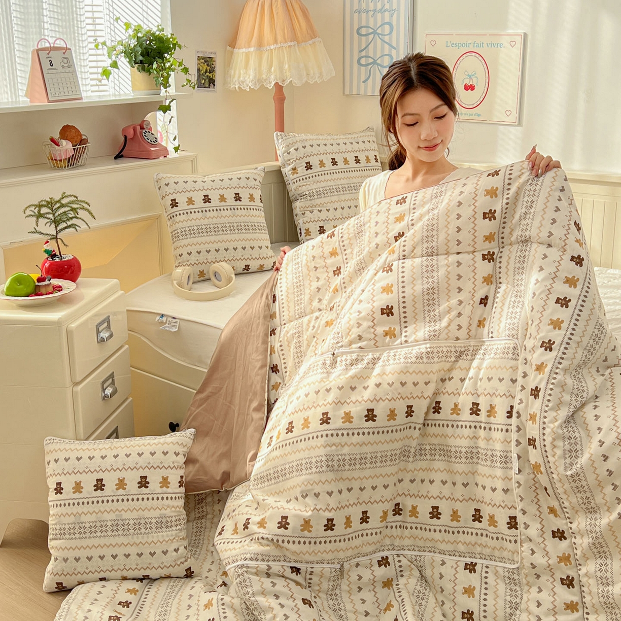 91家纺网 家纺一手货源 找家纺 番茄+ 2026新款全棉纯棉13070小清新卡通全棉系列抱枕被 费尔岛-焦糖小熊